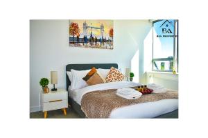 une chambre avec un lit et un tableau au mur dans l'établissement City Centre Apartment Close to Ascot & Legoland Sleep Upto 4 Guests - Parking on Request!, à Bracknell