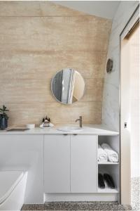 bagno con lavandino bianco e specchio di Barrel View Luxury Cabins a Ballandean