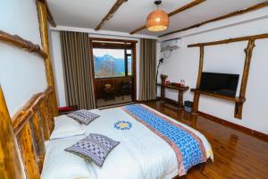 1 dormitorio con 1 cama y TV en Mountainside, en Zhangjiajie