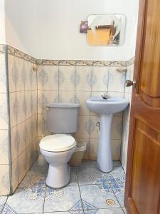 uma casa de banho com um WC e um lavatório em Hostal Vista al Mar em Puerto Baquerizo Moreno