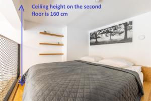 Postel nebo postele na pokoji v ubytování Two-story Loft Apartments 15