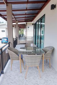un patio con tavolo e sedie sul balcone. di Care Villa Koh Phangan a Ko Phangan
