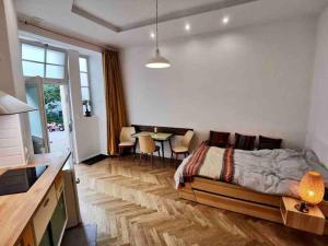 1 dormitorio con 1 cama y 1 mesa con sillas en Cozy designer apartment in Friedrichshain en Berlín
