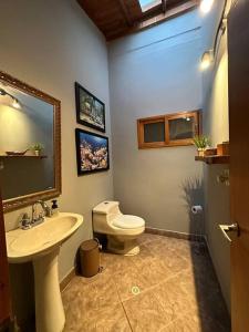 een badkamer met een witte wastafel en een toilet bij Cabaña sendero verde in Envigado +15 foto's