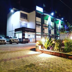a building with a car parked in front of it at night at Hotel Parth Chitrakoot in Sītāpur Mūāfi