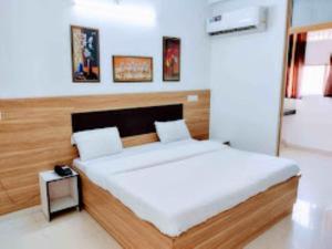 En eller flere senger på et rom på Hotel Parth Chitrakoot