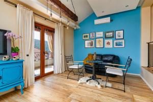 un soggiorno con pareti blu e tavolo e sedie di Beachfront Villa Adria - Happy Rentals a Kotor (Cattaro) Altre 36 foto
