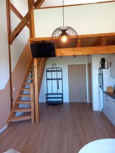 een woonkamer met een trap en een keuken bij NEU! Ferienwohnung Junge 4 in Lohe-Rickelshof