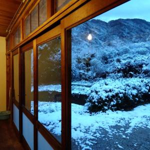 唐津朝食付唐津里山の宿&ヨガ兎と亀②的从房子的窗户上可欣赏到雪地的景色