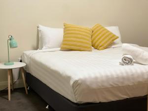 Vuode tai vuoteita majoituspaikassa Stylish 4 Bedroom Urban Retreat