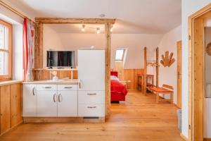 eine Küche mit einem großen weißen Kühlschrank in einem Zimmer in der Unterkunft Prinzenhof in Grossgerungs