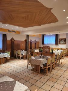 une salle à manger avec des tables et des chaises dans l'établissement Hotel Stocker, à Krieglach