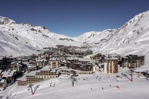 un grupo de edificios en una montaña cubierta de nieve en Belambra Clubs Tignes Val Claret, en Tignes