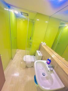 ein Bad mit einem Waschbecken, einer Dusche und einem WC in der Unterkunft near klcc vortex suites by Zamila in Kuala Lumpur