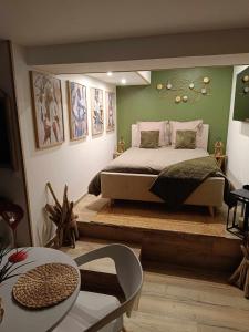 sypialnia z łóżkiem i dużym lustrem w obiekcie Ô Plaisir Ô Désir w mieście Étaples