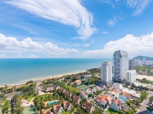 una vista aerea di una città con la spiaggia e gli edifici di CONDOTEL 5 SAO THE SÓNG VŨNG TÀU Mr VƯƠNG a Vung Tau