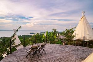 vistas al océano desde la terraza de una casa en Panorama Glamping en Tân Phú