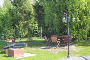 um parque com uma mesa de piquenique e uma luz de rua em Jääskän Loma Kojolapark asunto 3, Alahärmä Kauhava em Voltti