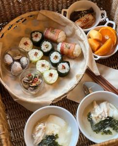 Stay Dooroo في سون تشون: صينية من السوشي وغيرها من الأطعمة على الطاولة