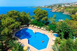 an aerial view of a swimming pool next to the ocean at İNCEKUM WEST OTEL in Alanya