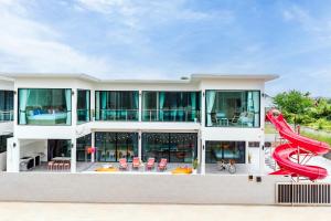 ホアヒンにあるFor U Poolvilla Huahin วิลล่าหลังใหญ่ใกล้เมืองใกล้ทะเลの大白家