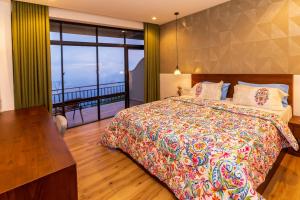 a bedroom with a bed and a view of the ocean at leisure Mount View in Haputale