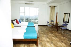 um quarto de hotel com uma cama e uma varanda em Eden Rock Luxurious Accommodation em Kandy