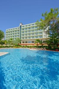 uma grande piscina em frente a um hotel em İNCEKUM WEST OTEL em Alanya