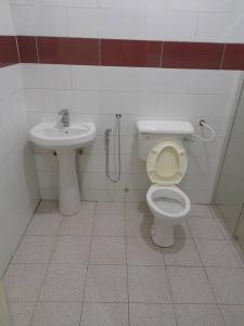 BijiloにあるBijilo Villaのバスルーム(トイレ、洗面台付)