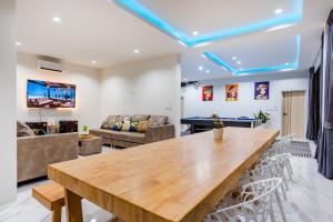 ホアヒンにあるFor U Poolvilla Huahin วิลล่าหลังใหญ่ใกล้เมืองใกล้ทะเลのテーブルとソファのあるリビングルーム