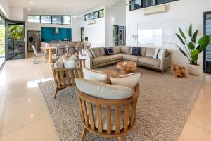 sala de estar con sofá y mesa en Edge Penthouse on Hamilton Island by HIHA en Isla Hamilton