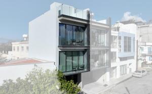 um edifício de apartamentos com varandas ao lado em Aeon Residences - In the heart of Paphos em Pafos