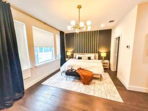 una camera da letto con un letto e una grande finestra di Dallas Condo-Mins from Uptown &Downtown a Dallas