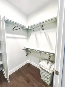 una cabina armadio con scaffali e un cesto di Dallas Condo-Mins from Uptown &Downtown a Dallas