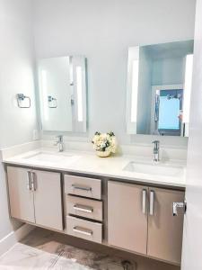 un bagno con due lavandini e due specchi di Dallas Condo-Mins from Uptown &Downtown a Dallas Altre 35 foto