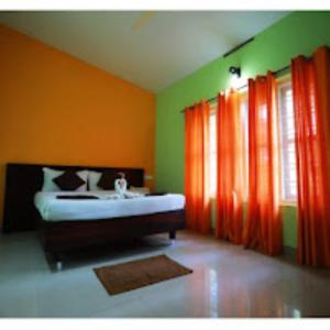 1 dormitorio con 1 cama y lavamanos. en Park Place Holiday Home Kerala, en Vythiri
