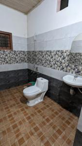 a bathroom with a toilet and a sink at Himadri Retreat Homestay Wayanad in Kaniyāmbetta