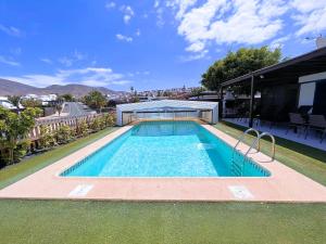 una piscina en medio de una casa en Villa Playa Blanca, en Playa Blanca