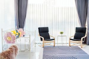 ホアヒンにあるFor U Poolvilla Huahin วิลล่าหลังใหญ่ใกล้เมืองใกล้ทะเลの窓のある部屋(椅子2脚付)