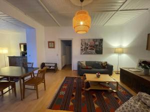 ein Wohnzimmer mit einem Sofa und einem Tisch in der Unterkunft Apartment ANKA in Bad Ischl