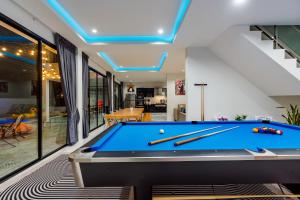 ホアヒンにあるFor U Poolvilla Huahin วิลล่าหลังใหญ่ใกล้เมืองใกล้ทะเลのリビングルームの中央にビリヤード台