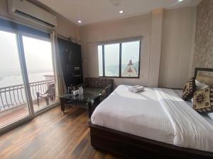 Llit o llits en una habitació de Hotel Sita Palace On Heritage Ghats Of Benaras