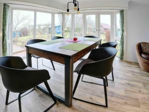 a dining room with a table and chairs at Ferienhaus Chalet am See 45 in Dümmer