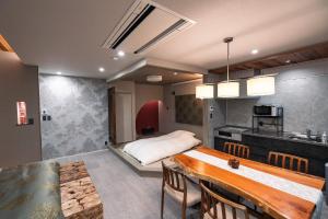 cocina y comedor con 1 cama en una habitación en SWEET VILLA TAKASAMA 2, en Fujiyoshida