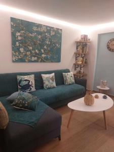 sala de estar con sofá verde y mesa en Colorful House Tsoutsouras, en Tsoutsouros