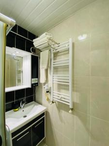 W łazience znajduje się umywalka i lustro. w obiekcie Bella Suit Apart Hotel w mieście Isparta