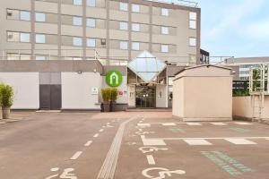 un parcheggio vuoto di fronte a un edificio di Campanile PRIME - Arcueil ad Arcueil
