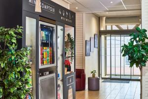 a store with a vending machine in a building at Campanile Paris Sud - Porte d'Orléans - Arcueil in Arcueil