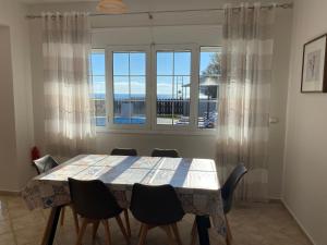 斯卡拉Villa Elizabeth的餐厅里有一张桌子和几把椅子