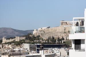 アテネにあるRenovated 3 bedroom apt with Acropolis Viewのアテネのアクロポリスの景色